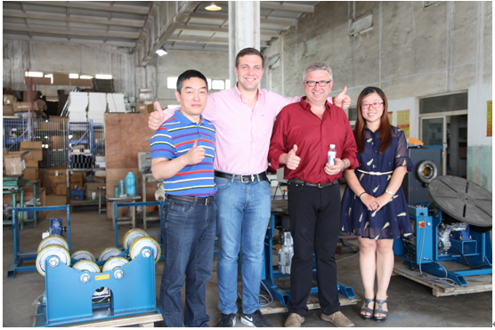 客户参观生产基地